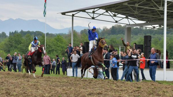 Скачки, страхи и любопытство: конно-спортивный праздник на Мыкуашта - Sputnik Аҧсны