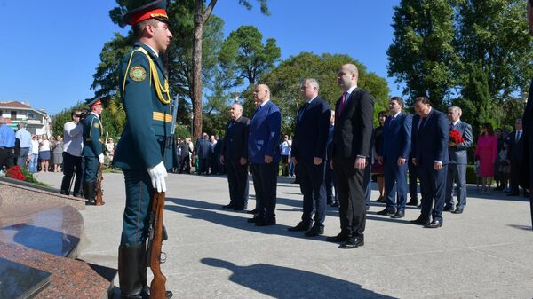Возложение в парке Славы в честь празднования дня Победы  - Sputnik Абхазия