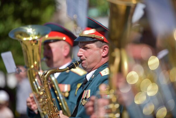 Сопровождали марширующих музыканты военного оркестра. - Sputnik Абхазия