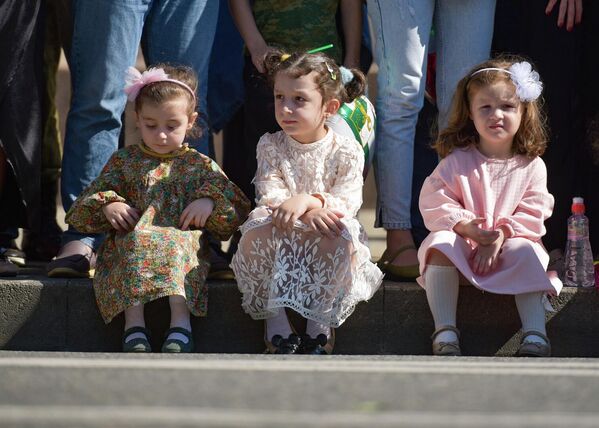За всеми ними с восторгом наблюдали маленькие абхазские красавицы. - Sputnik Абхазия