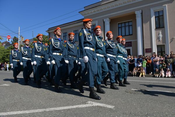 Парад Победы проходил у Мемориала Славы, в самом центре абхазской столицы. - Sputnik Абхазия