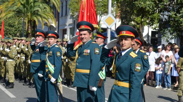 Торжественный марш: парад военнослужащих состоялся в Абхазии в День Победы - Sputnik Абхазия