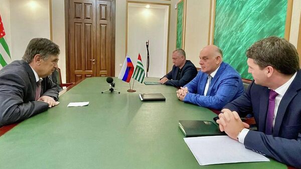 Бжания обсудил вопросы двустороннего сотрудничества с послом России в Абхазии - Sputnik Абхазия