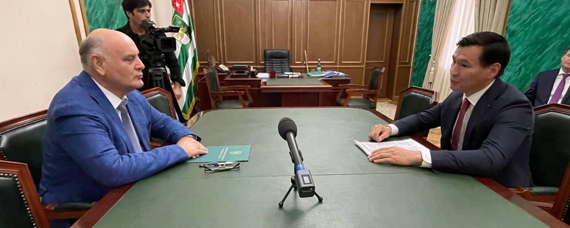 Президент Абхазии Аслан Бжания встретился с Главой Калмыкии Бату Хасиковым  - Sputnik Аҧсны, 1920, 03.10.2022