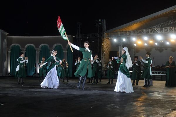 Концертная программа      состояла из восемнадцати выступлений хореографических ансамблей, танцевальных      коллективов и вокалистов. - Sputnik Абхазия