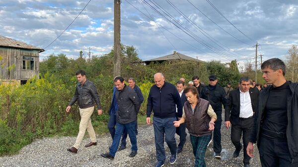  Президент Аслан Бжания совершил поездку по Очамчырскому  району, пострадавшему  в результате ливневых дождей  10 октября.  - Sputnik Абхазия