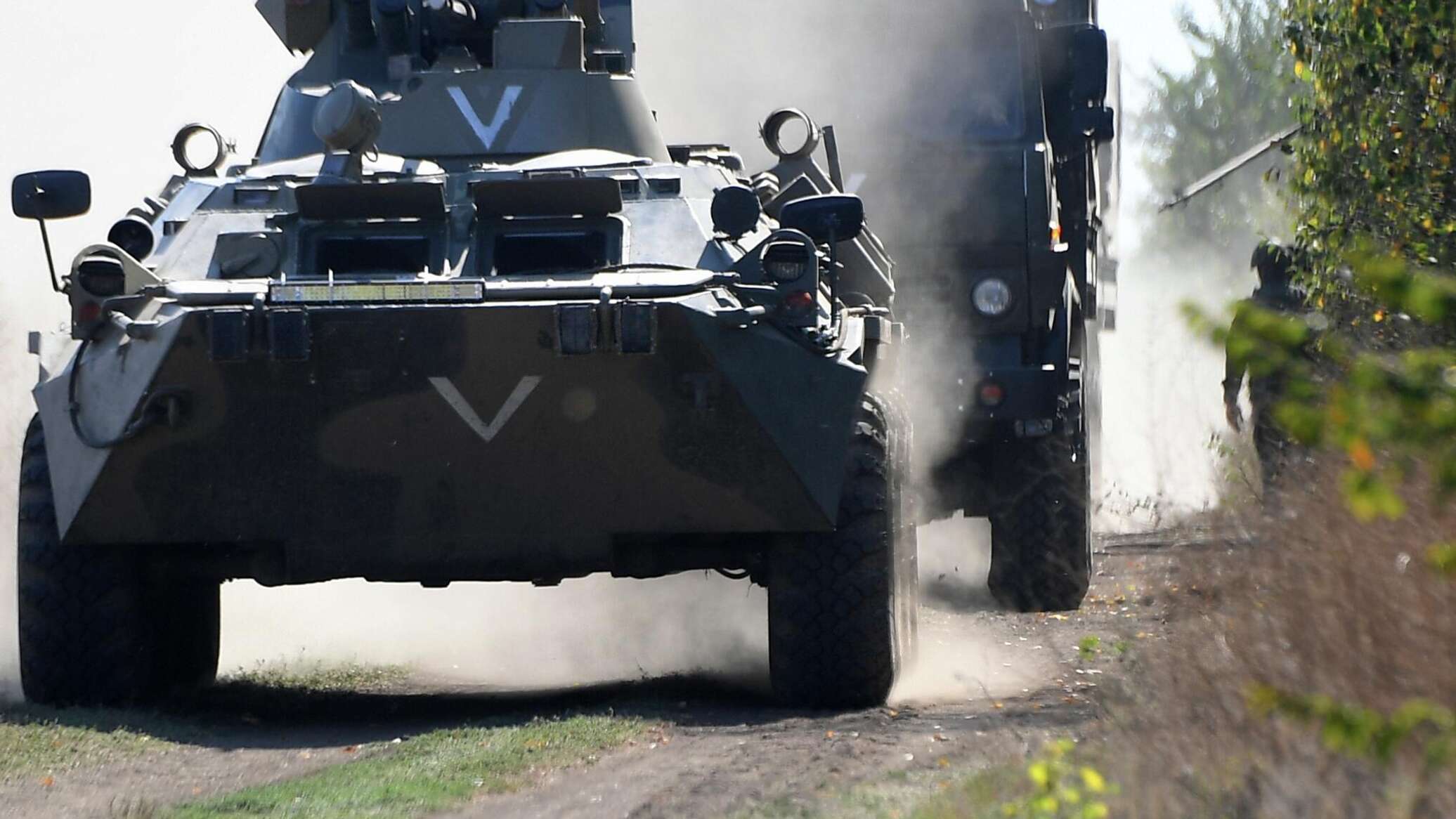 колонна российских войск на украине. российская армия. техника специальной операции. ссо бойцы в сенеж. бтр 80 фсб цсн.