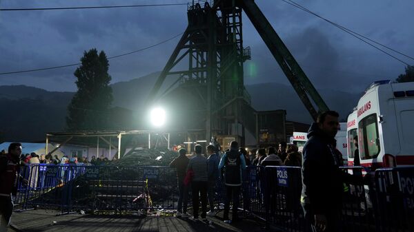 Родственники пропавших без вести шахтеров собираются перед шахтой TTK Amasra Muessese Mudurlugu, где накануне произошел взрыв - Sputnik Абхазия