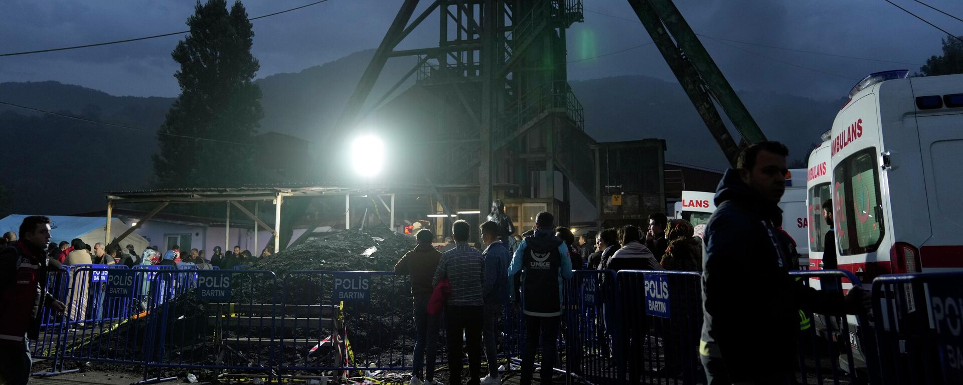 Родственники пропавших без вести шахтеров собираются перед шахтой TTK Amasra Muessese Mudurlugu, где накануне произошел взрыв - Sputnik Абхазия, 1920, 15.10.2022