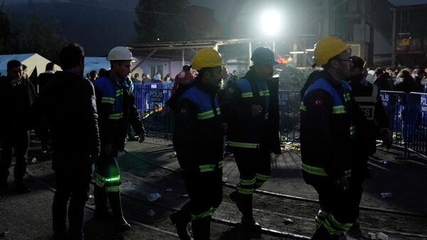 Спасатели проходят мимо государственной шахты TTK Amasra Muessese Mudurlugu в Амасре, в прибрежной черноморской провинции Бартин, Турция, в субботу, 15 октября 2022 года. В пятницу вечером на угольной шахте произошел взрыв, спасательные работы продолжаются. - Sputnik Аҧсны