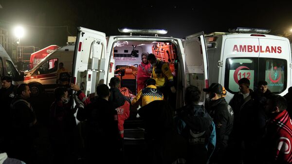 Спасатели загружают тело пострадавшего в машину скорой помощи перед государственной шахтой TTK Amasra Muessese Mudurlugu в Амасре, в прибрежной черноморской провинции Бартин, Турция, в субботу, 15 октября 2022 года. Взрыв произошел в пятницу вечером в угольная шахта и спасательные работы продолжались. - Sputnik Абхазия