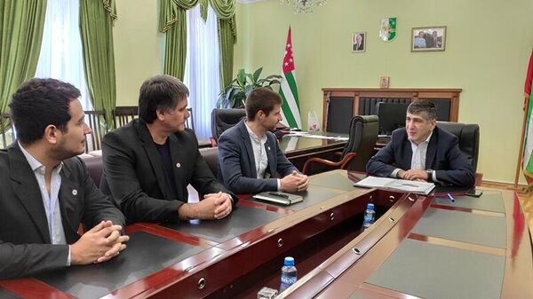 Министр внутренних дел Абхазии Вальтер Бутба провел встречу с представителями Миссии Международного Красного Креста в Республике Абхазия. - Sputnik Аҧсны