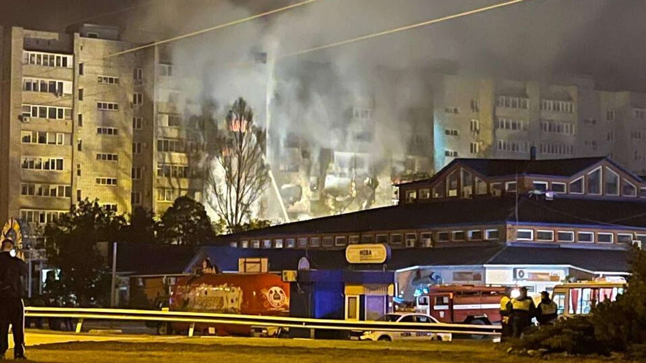 Нападение на ейск. Пожар в городе. Пожар в доме. Огромный пожар. Самолет упал на жилой дом в Ейске.