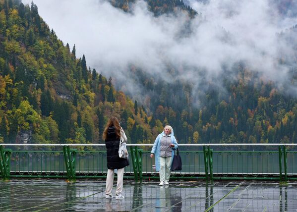 Сезонное похолодание не отбивает у туристов охоту своими глазами увидеть главное природное чудо Абхазии. - Sputnik Абхазия