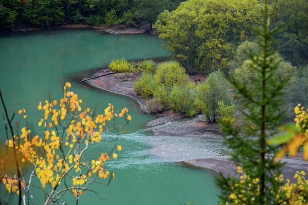 Парк знаменит своими озерами и завораживающими пейзажами. - Sputnik Абхазия