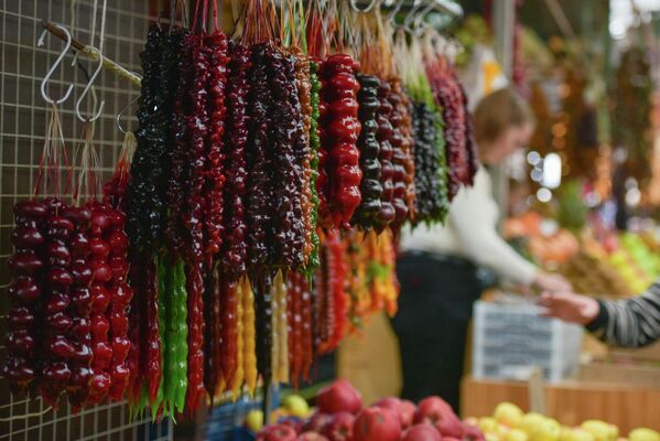 Аджинджух на рынке можно найти на любой вкус и цвет – с фундуком, грецким орехом, из различных сортов винограда. - Sputnik Абхазия