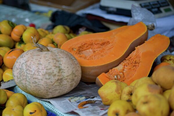 На столичном рынке ярмарка осени. В Абхазии растет несколько сортов тыквы, ее запекают, делают джемы, варят и даже едят с аджикой. - Sputnik Абхазия