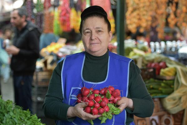 Большинство продавцов – перекупщики, но многие торгуют и тем, что выращивают в своих хозяйствах. - Sputnik Абхазия