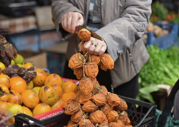 Туристов на рынке охотно готовы накормить. - Sputnik Абхазия