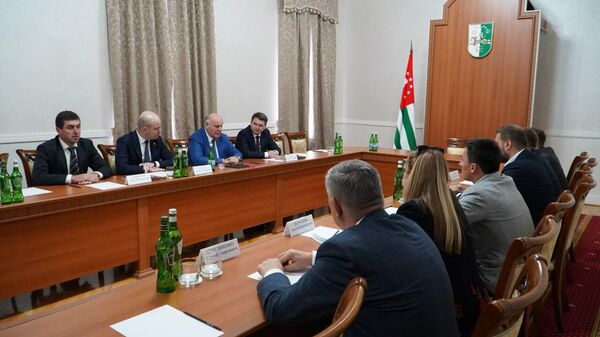 Президент Абхазии Аслан Бжания встретился с делегацией Парламентского Собрания Союза Беларуси и России - Sputnik Абхазия