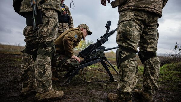 Украинские военнослужащие проверяют свое оружие на позиции на линии фронта в Донецкой области на востоке Украины - Sputnik Абхазия