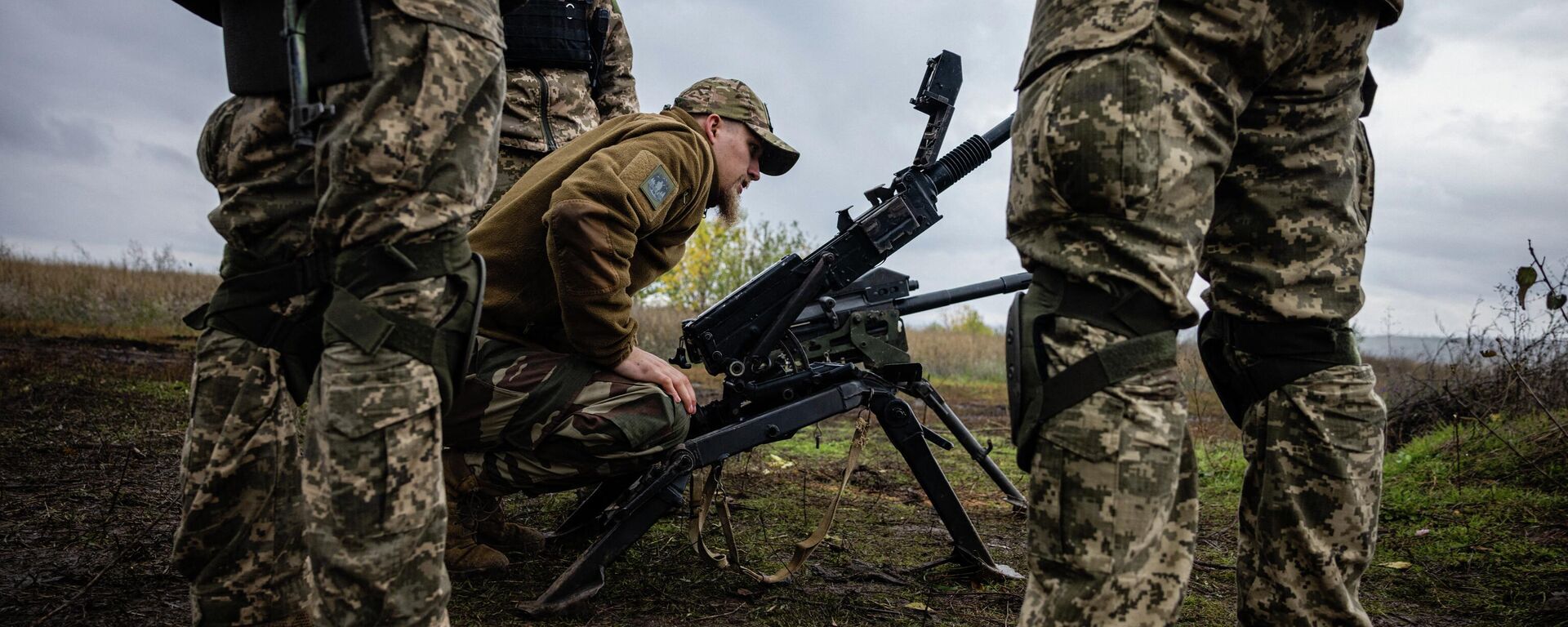 Украинские военнослужащие проверяют свое оружие на позиции на линии фронта в Донецкой области на востоке Украины - Sputnik Абхазия, 1920, 03.11.2022