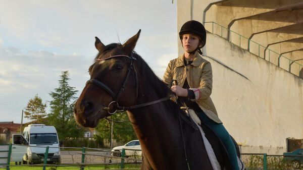 Терапия любовью: как лошади лечат детей - Sputnik Абхазия