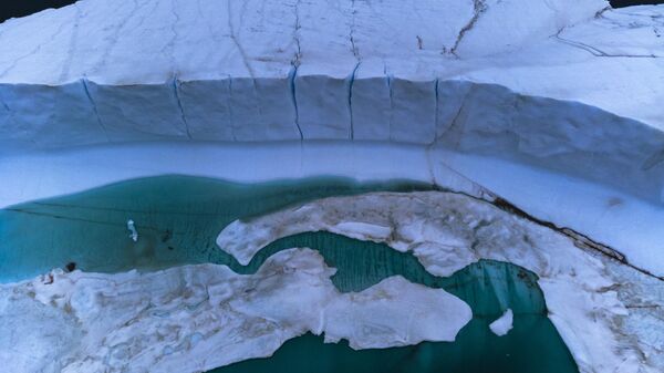 Тающий пруд внутри айсберга Гренландского ледяного щита в Баффиновом заливе недалеко от Питуффика, Гренландия - Sputnik Абхазия