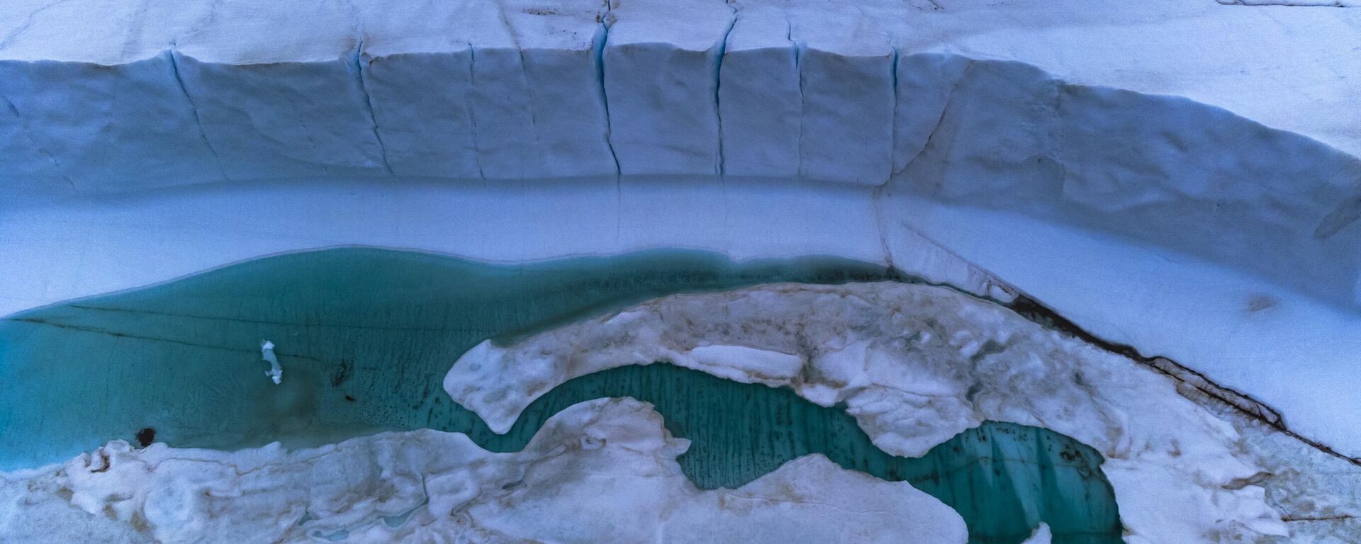 Тающий пруд внутри айсберга Гренландского ледяного щита в Баффиновом заливе недалеко от Питуффика, Гренландия - Sputnik Абхазия, 1920, 09.01.2026