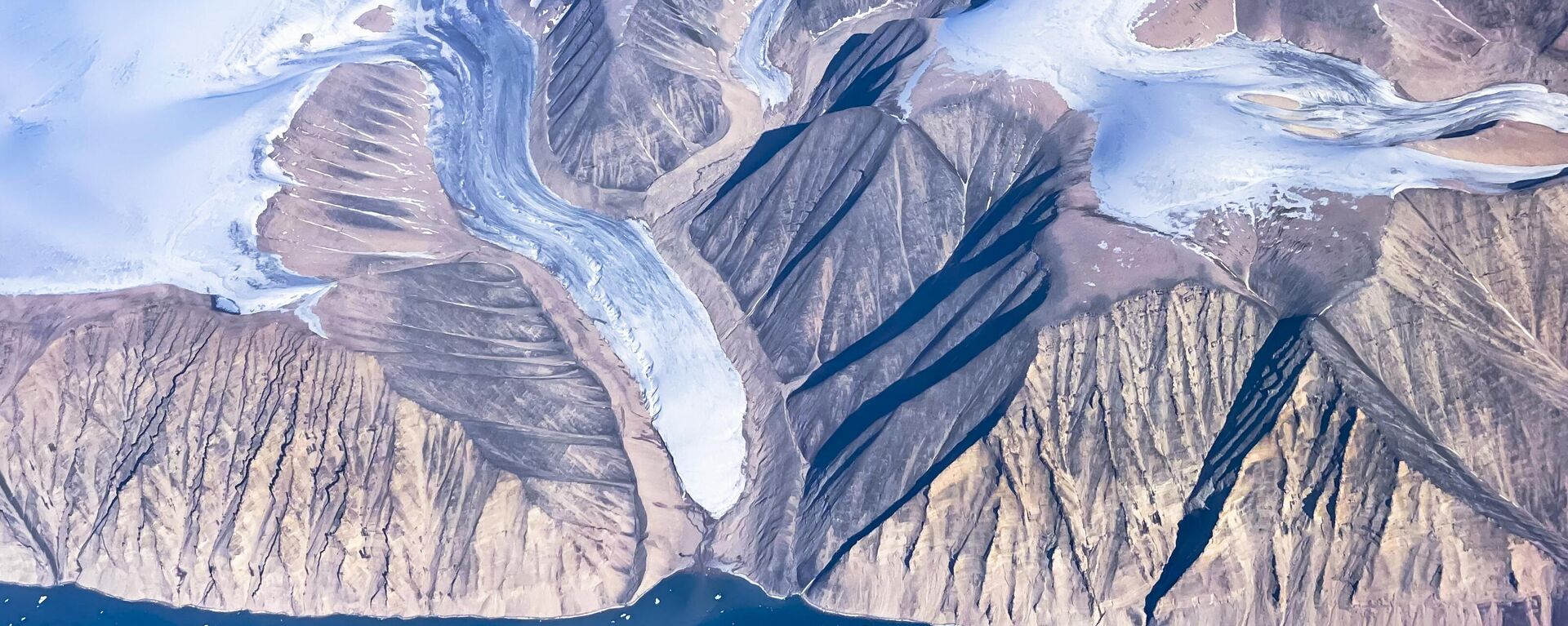 Тающий пруд внутри айсберга Гренландского ледяного щита в Баффиновом заливе недалеко от Питуффика, Гренландия - Sputnik Абхазия, 1920, 11.11.2022