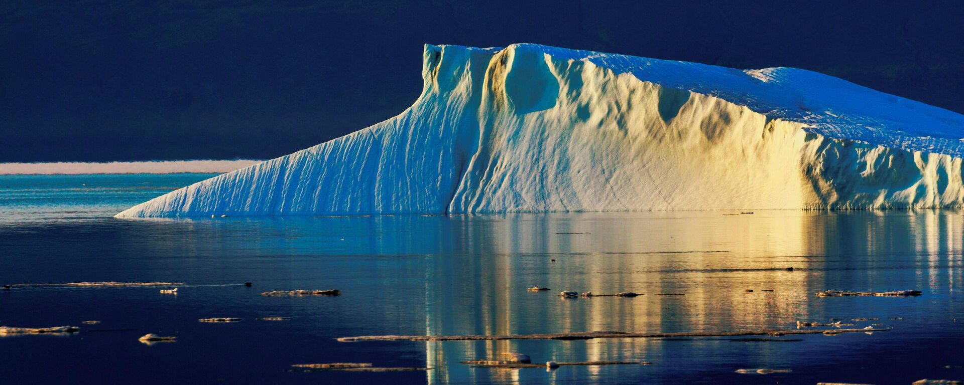 Тающий пруд внутри айсберга Гренландского ледяного щита в Баффиновом заливе недалеко от Питуффика, Гренландия - Sputnik Абхазия, 1920, 13.01.2026