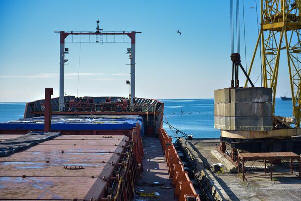 Таможенный контроль в Сухумском порту  - Sputnik Абхазия