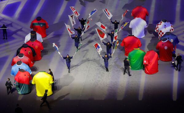 Появление талисмана чемпионата сопровождал парад футболок сборных. - Sputnik Абхазия