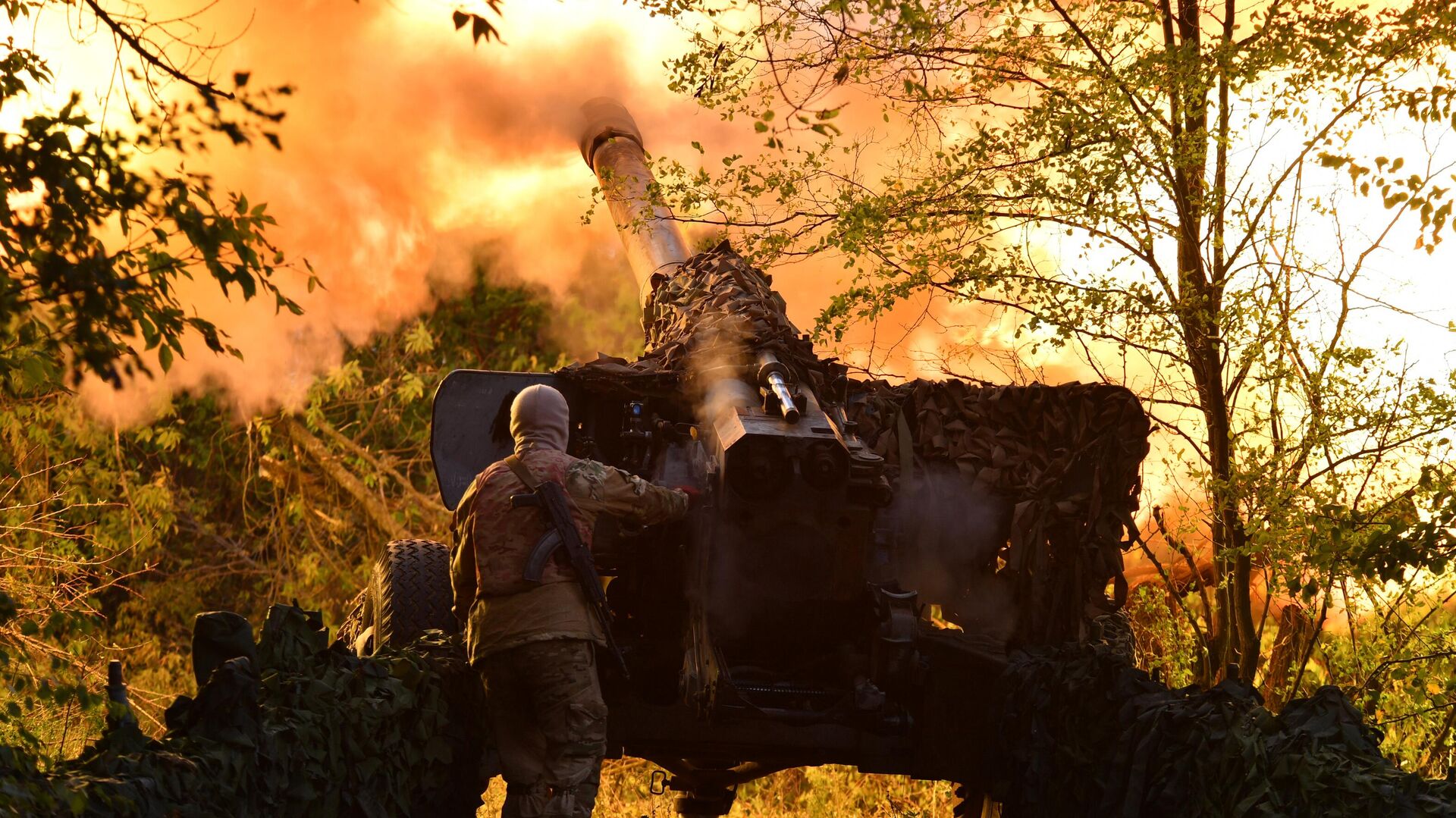 Стрельба из пушки Гиацинт-Б по позициям ВСУ Стрельба из пушки Гиацинт-Б по позициям ВСУ - Sputnik Абхазия, 1920, 28.10.2025