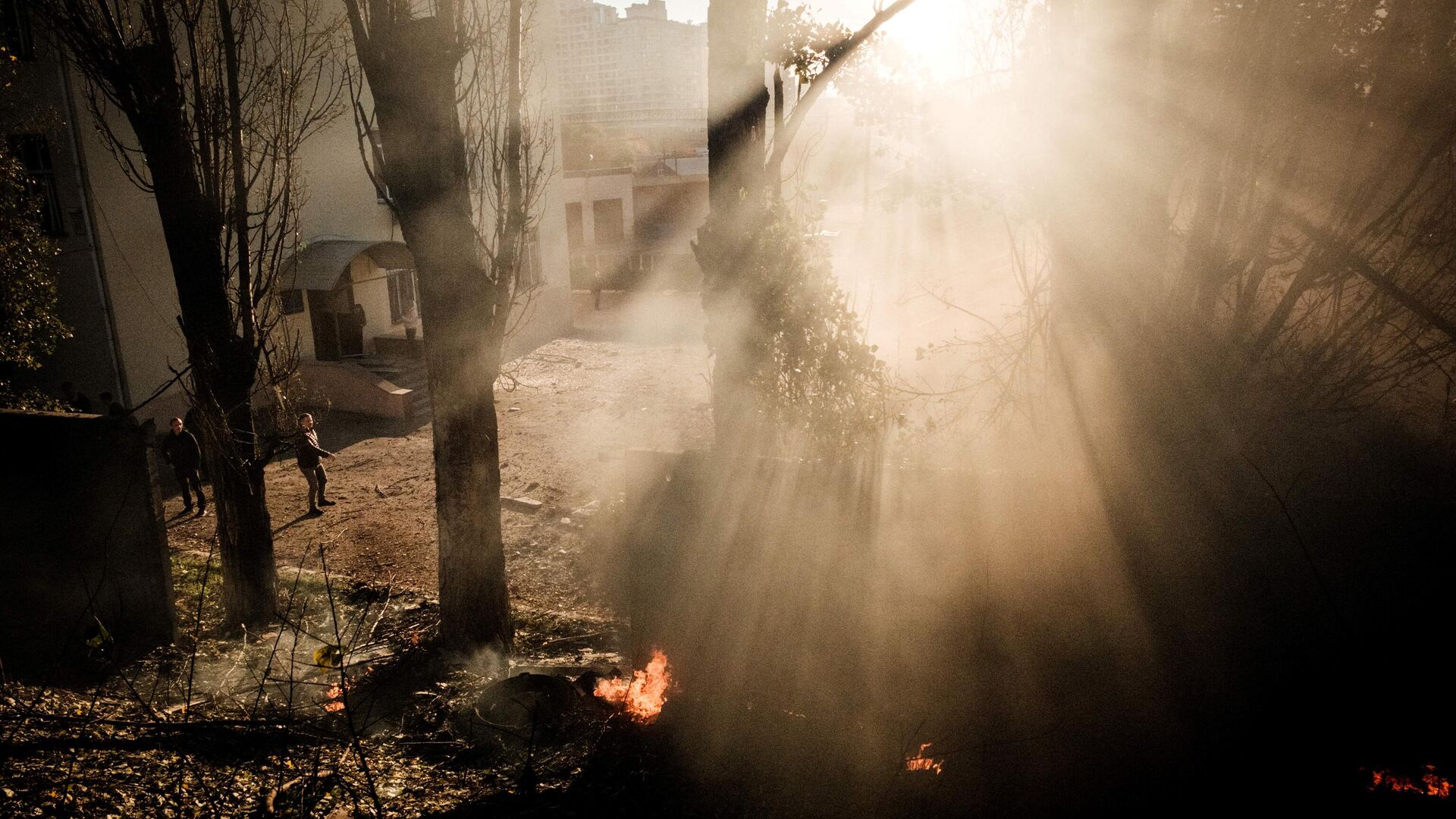 Полицейские проверяют место взрыва после атаки беспилотника в Киеве - Sputnik Абхазия, 1920, 21.11.2022