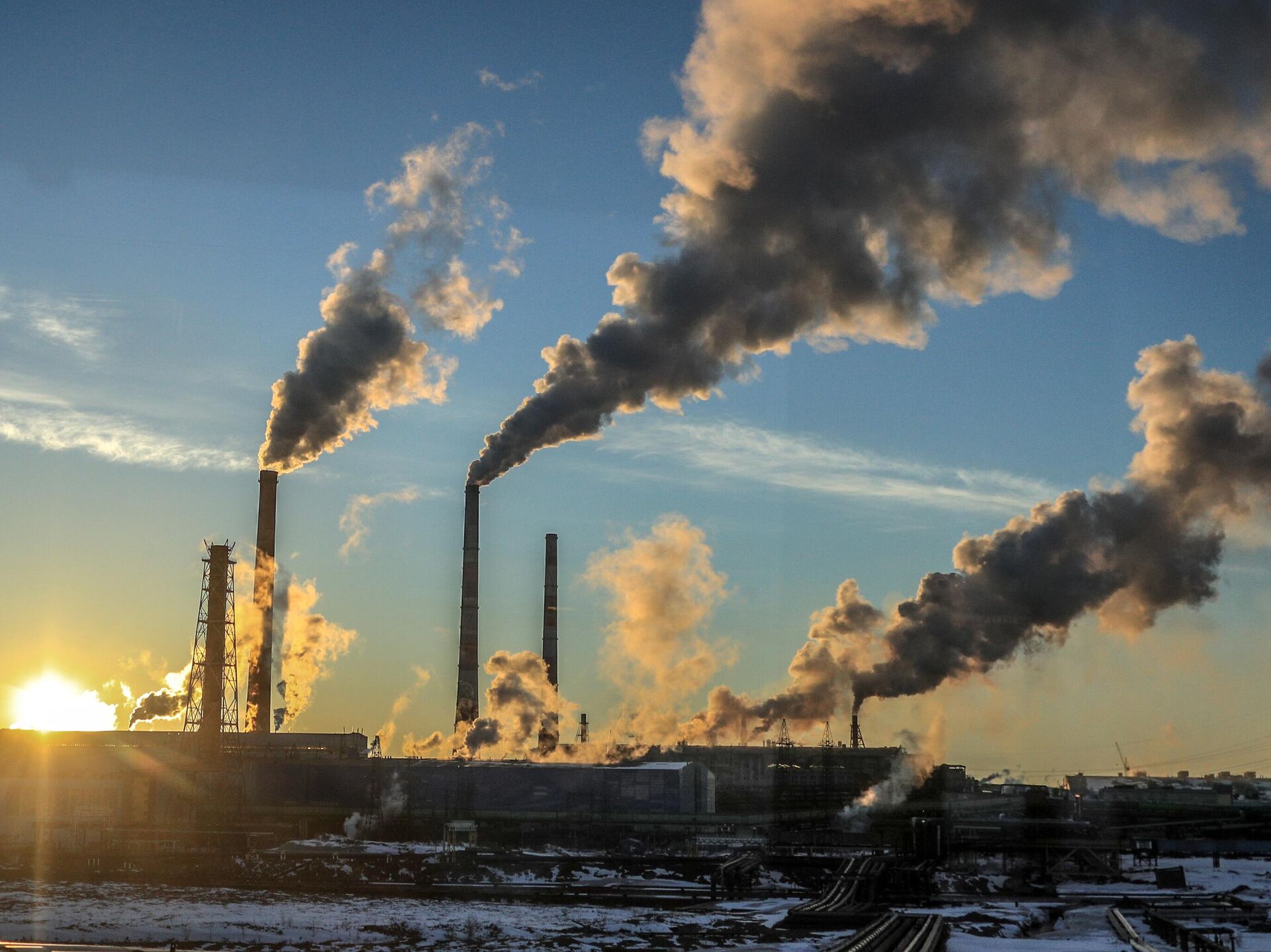 Утечка метана казахстан. Загрязнение воздуха в городе. Норильск грязный город. Загрязнение города. Выбросы заводов.