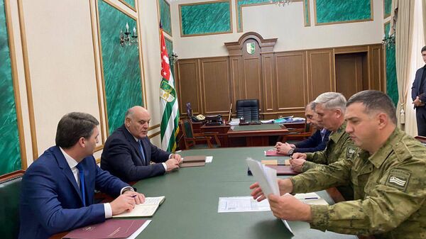 Президент Абхазии Аслан Бжания провел рабочую встречу с членами Совета безопасности.  - Sputnik Абхазия