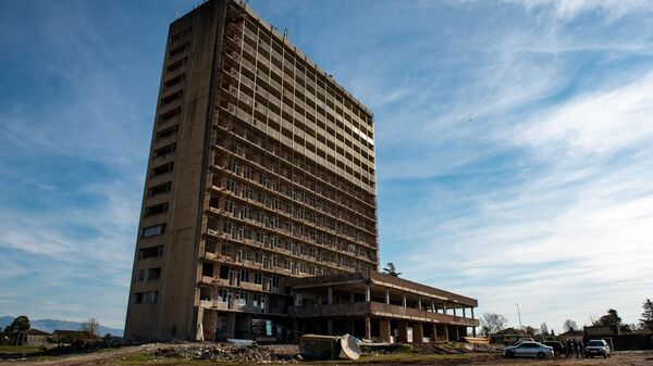 Восстановление шестнадцатиэтажной гостиницы в Очамчыре  - Sputnik Абхазия