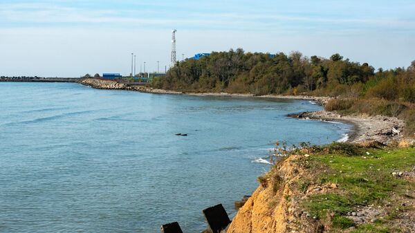 Море размыло дорогу ведущую к очамчирскому порту  - Sputnik Абхазия