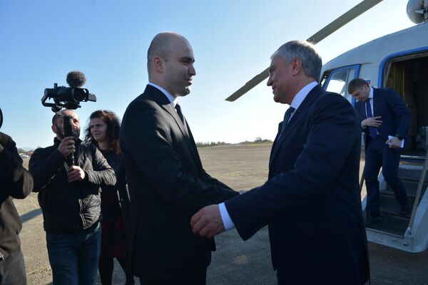 В Сухумском аэропорту его встретил абхазский коллега Лаша Ашуба. - Sputnik Абхазия