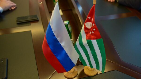 Флаг России и Абхазии  - Sputnik Абхазия