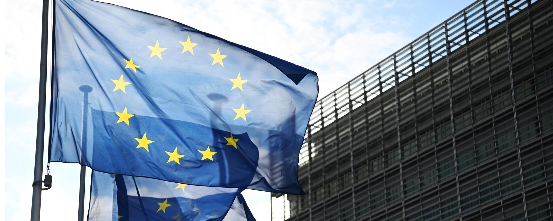 Флаги с символикой Евросоюза у здания Еврокомиссии в Брюсселе. - Sputnik Абхазия, 1920, 14.01.2024