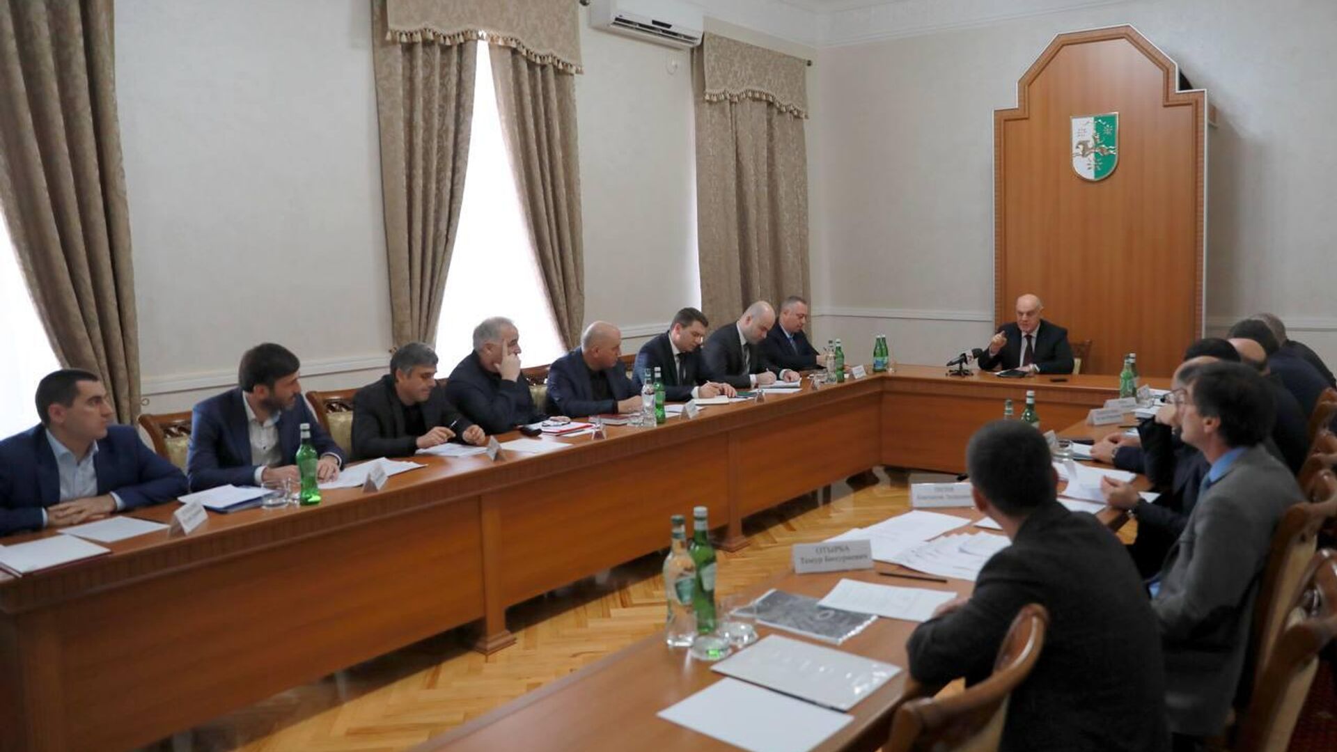 Президент Абхазии провел совещание с главами администраций городов и районов - Sputnik Аҧсны, 1920, 09.12.2022