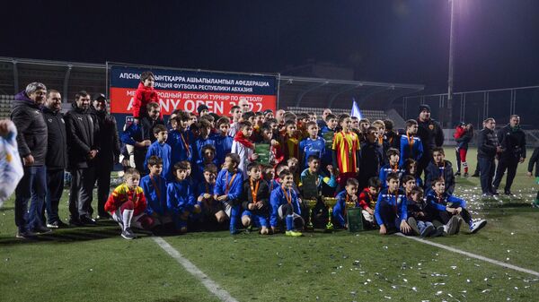 Завершился международный детский турнир по футболу  - Sputnik Абхазия