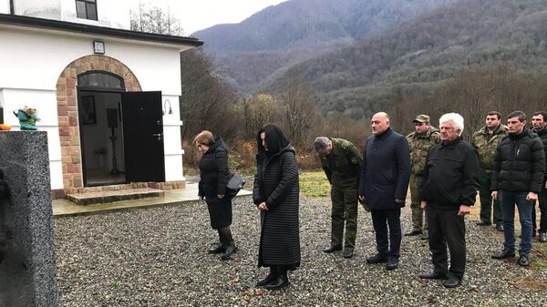 Руководство Гудаутского района, военнослужащие и общественность посетили мемориалы в память о погибших в Латской трагедии. - Sputnik Абхазия