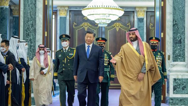 Президент Китая Си Цзиньпин (слева) приветствует наследного принца и премьер-министра Саудовской Аравии Мухаммеда бин Салмана - Sputnik Абхазия