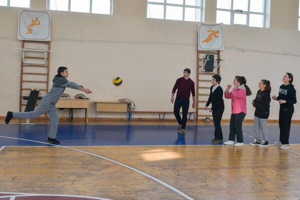 Помимо уроков, дети могут посещать секции по футболу, баскетболу, тяжелой атлетике и вольной борьбе. - Sputnik Абхазия