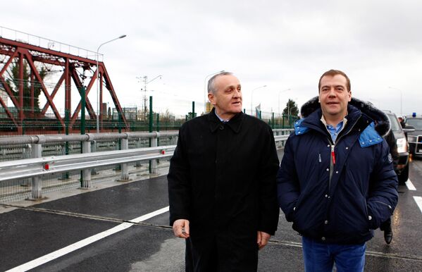 А в 2014 году Анкваб встретился с Дмитрием Медведевым на открытии нового автомобильного моста на границе      Абхазии и России. - Sputnik Абхазия