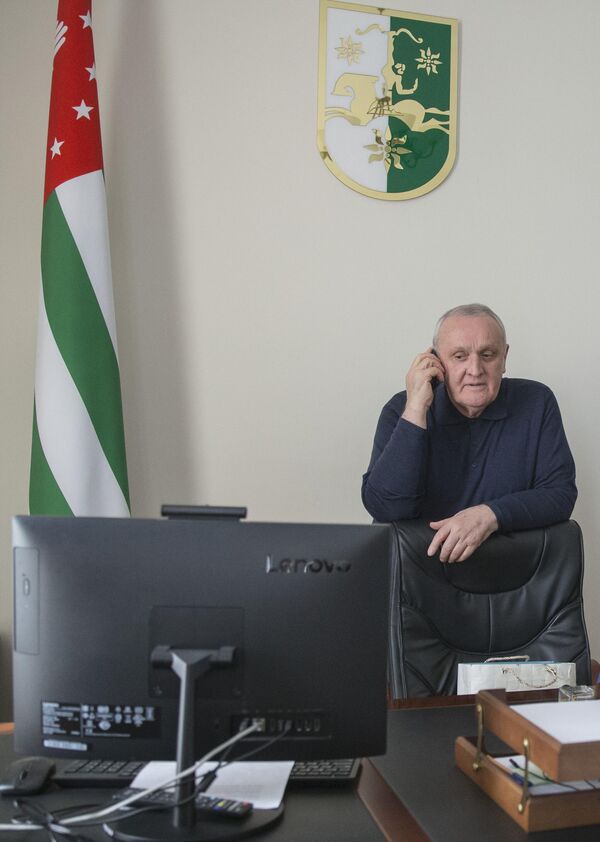 Премьер-министр Александр Анкваб на      своем рабочем месте. - Sputnik Абхазия