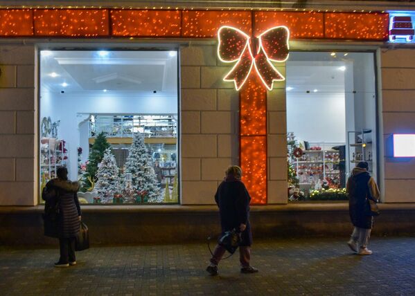Традиционно владельцы магазинов в городе соревнуются друг с другом за самое красивое оформление. - Sputnik Абхазия